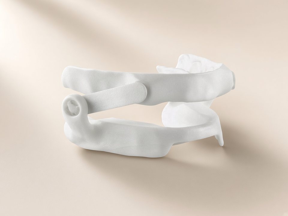 White nylon mandibular advancement sleep appliance with connector rod
